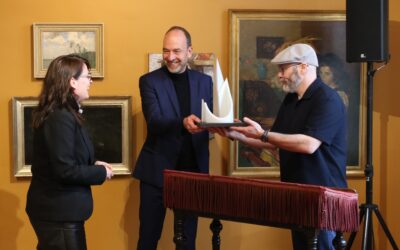 ChristenUnie voorzitter overhandigt kunstwerk aan Gorcums Museum